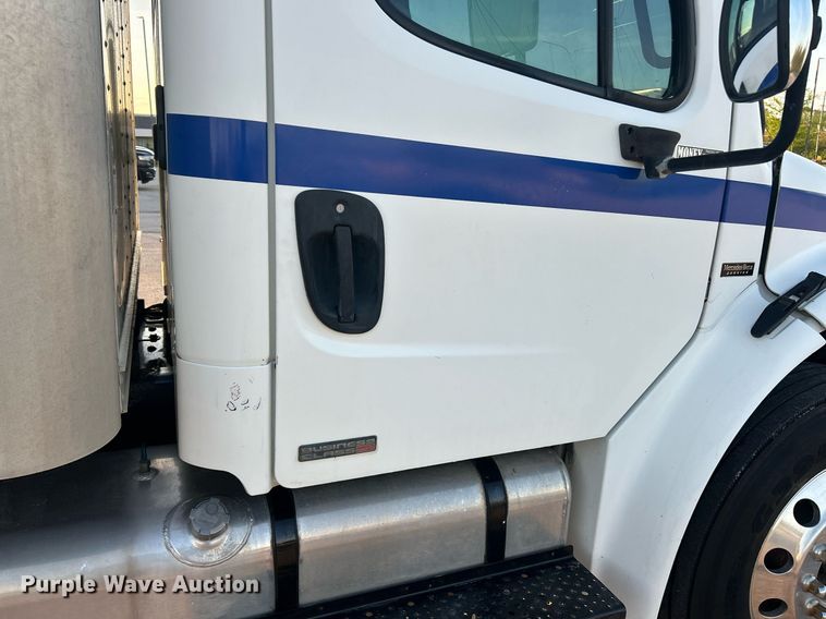 image for item EK2965 2004 Freightliner Business Class M2 box truck