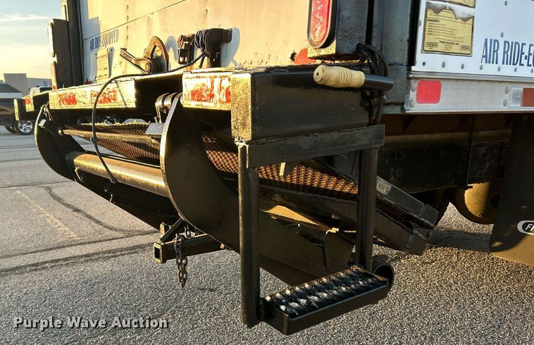 image for item EK2965 2004 Freightliner Business Class M2 box truck