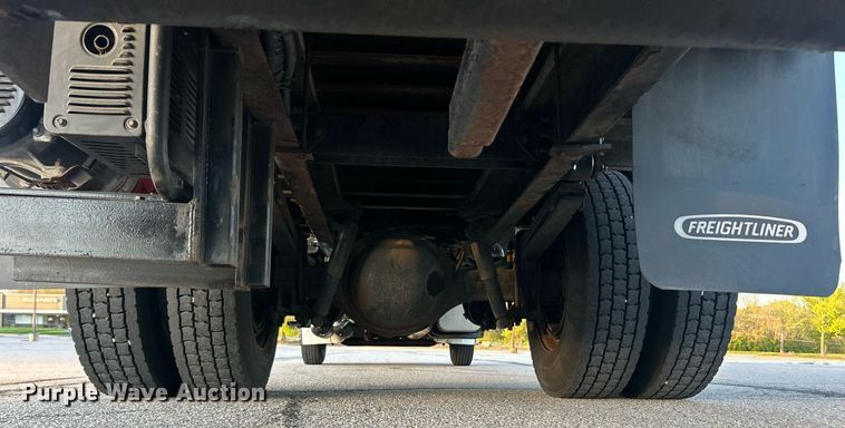 image for item EK2965 2004 Freightliner Business Class M2 box truck