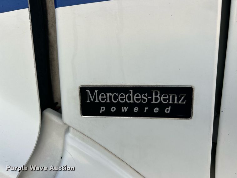 image for item EK2965 2004 Freightliner Business Class M2 box truck