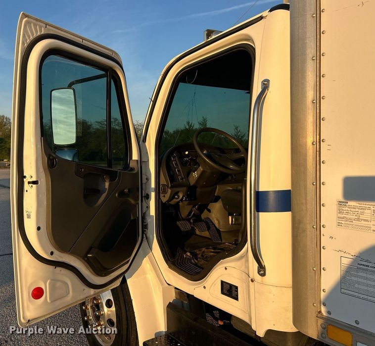 image for item EK2965 2004 Freightliner Business Class M2 box truck