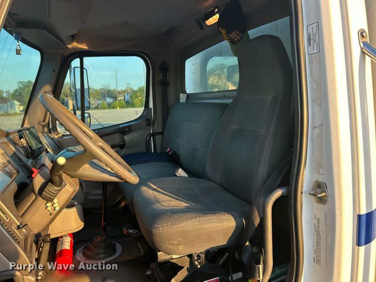 image for item EK2965 2004 Freightliner Business Class M2 box truck