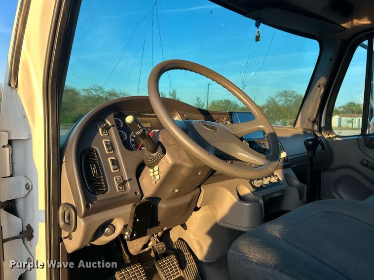 image for item EK2965 2004 Freightliner Business Class M2 box truck