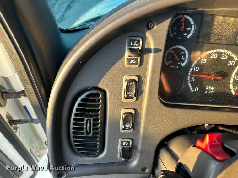 image for item EK2965 2004 Freightliner Business Class M2 box truck