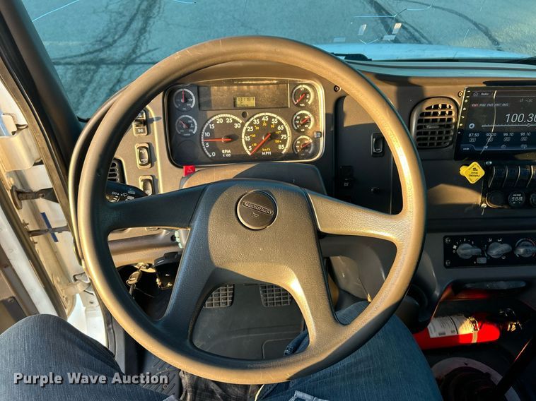 image for item EK2965 2004 Freightliner Business Class M2 box truck