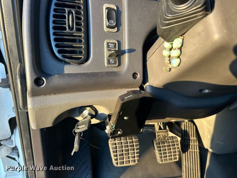 image for item EK2965 2004 Freightliner Business Class M2 box truck