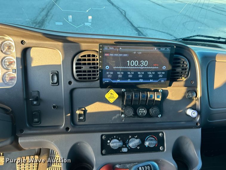 image for item EK2965 2004 Freightliner Business Class M2 box truck