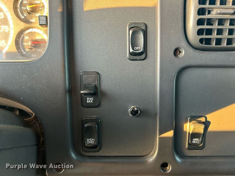 image for item EK2965 2004 Freightliner Business Class M2 box truck