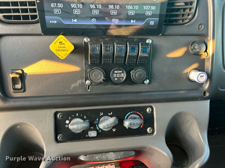 image for item EK2965 2004 Freightliner Business Class M2 box truck