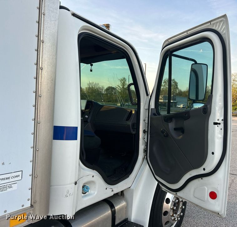 image for item EK2965 2004 Freightliner Business Class M2 box truck