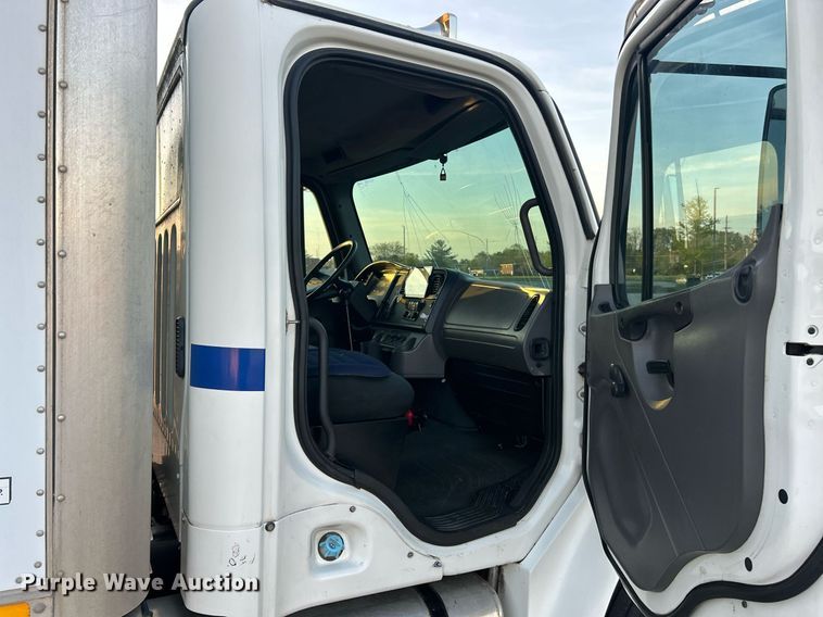 image for item EK2965 2004 Freightliner Business Class M2 box truck