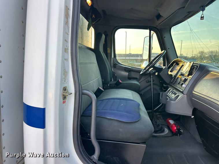 image for item EK2965 2004 Freightliner Business Class M2 box truck