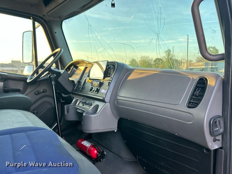 image for item EK2965 2004 Freightliner Business Class M2 box truck