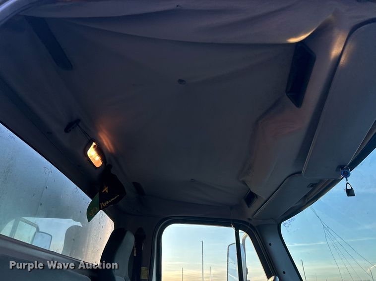 image for item EK2965 2004 Freightliner Business Class M2 box truck