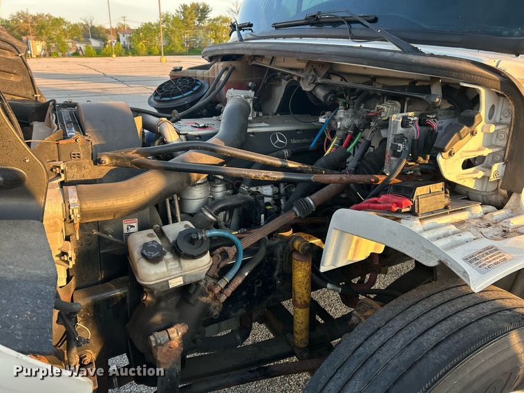 image for item EK2965 2004 Freightliner Business Class M2 box truck