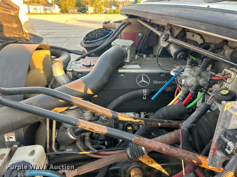 image for item EK2965 2004 Freightliner Business Class M2 box truck