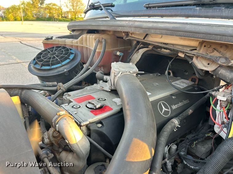 image for item EK2965 2004 Freightliner Business Class M2 box truck