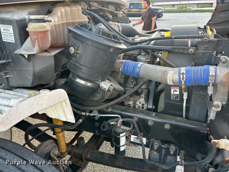 image for item EK2965 2004 Freightliner Business Class M2 box truck