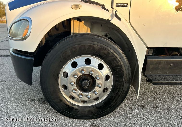 image for item EK2965 2004 Freightliner Business Class M2 box truck