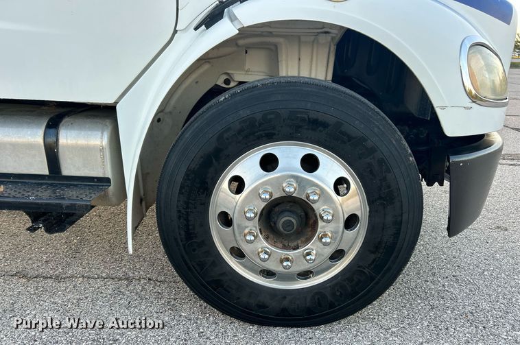 image for item EK2965 2004 Freightliner Business Class M2 box truck