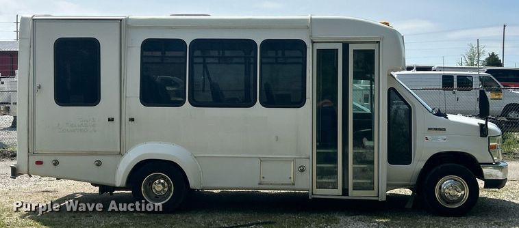 image for item EK2980 2011 Ford E350 Super Duty shuttle bus