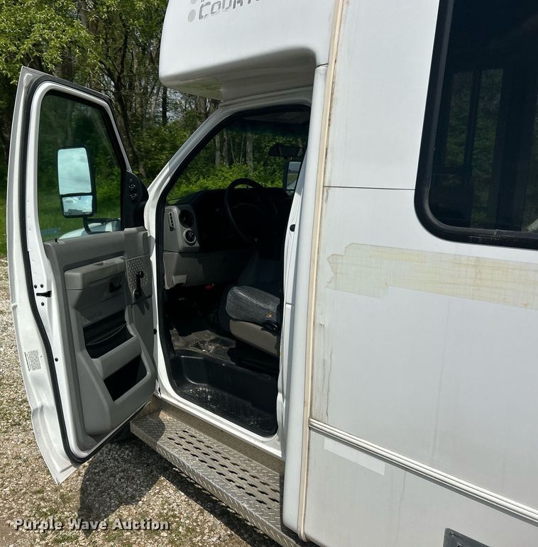 image for item EK2980 2011 Ford E350 Super Duty shuttle bus