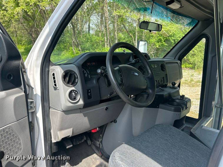 image for item EK2980 2011 Ford E350 Super Duty shuttle bus