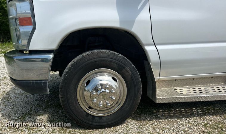 image for item EK2980 2011 Ford E350 Super Duty shuttle bus