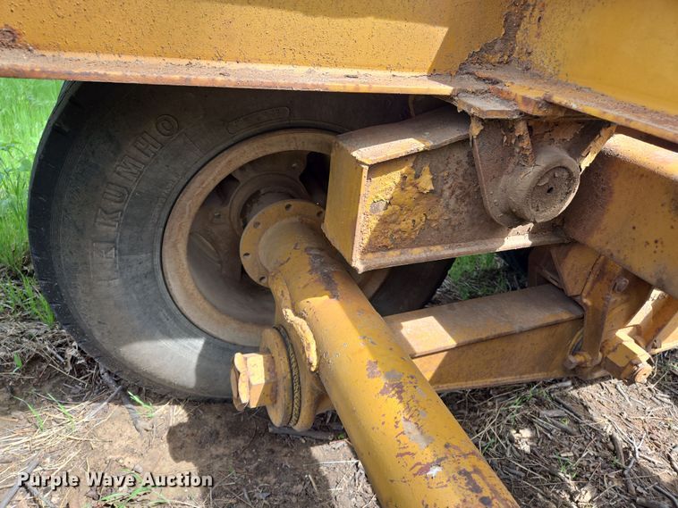 image for item EL2010 Hyster HP15T tilt deck equipment trailer