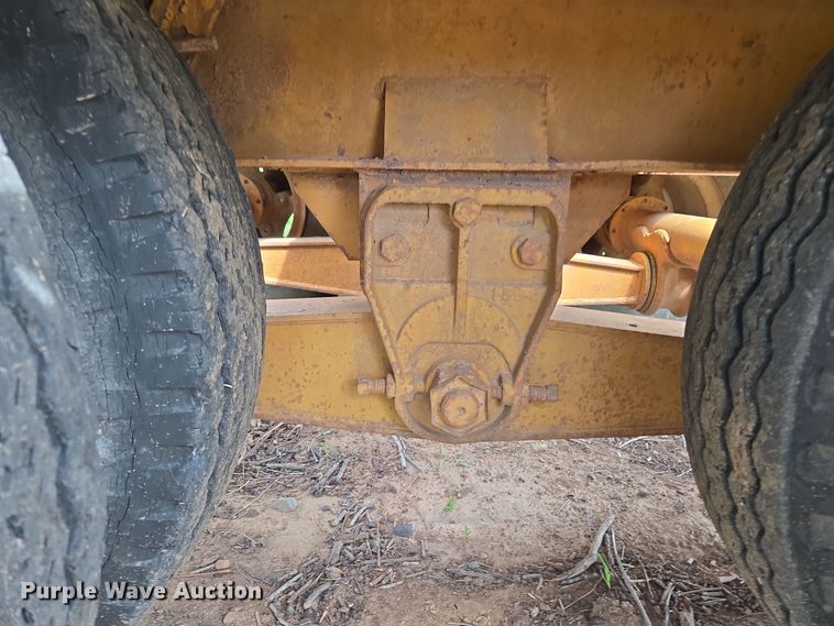 image for item EL2010 Hyster HP15T tilt deck equipment trailer