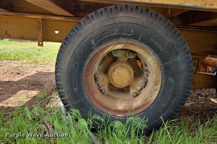 image for item EL2010 Hyster HP15T tilt deck equipment trailer