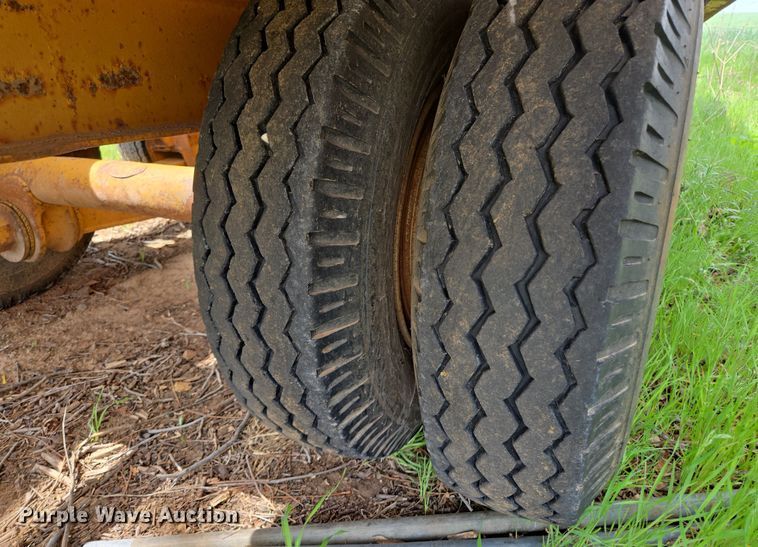 image for item EL2010 Hyster HP15T tilt deck equipment trailer