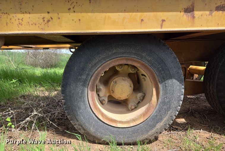 image for item EL2010 Hyster HP15T tilt deck equipment trailer