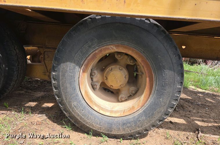 image for item EL2010 Hyster HP15T tilt deck equipment trailer