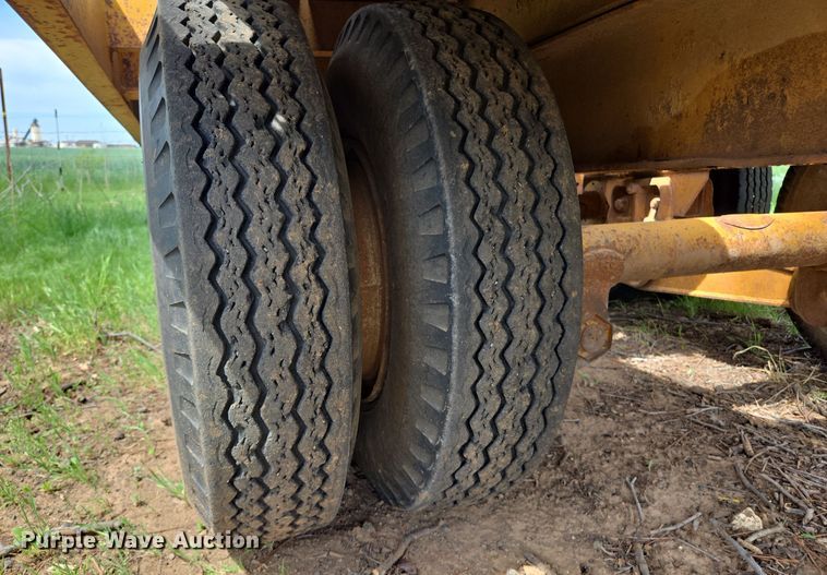 image for item EL2010 Hyster HP15T tilt deck equipment trailer