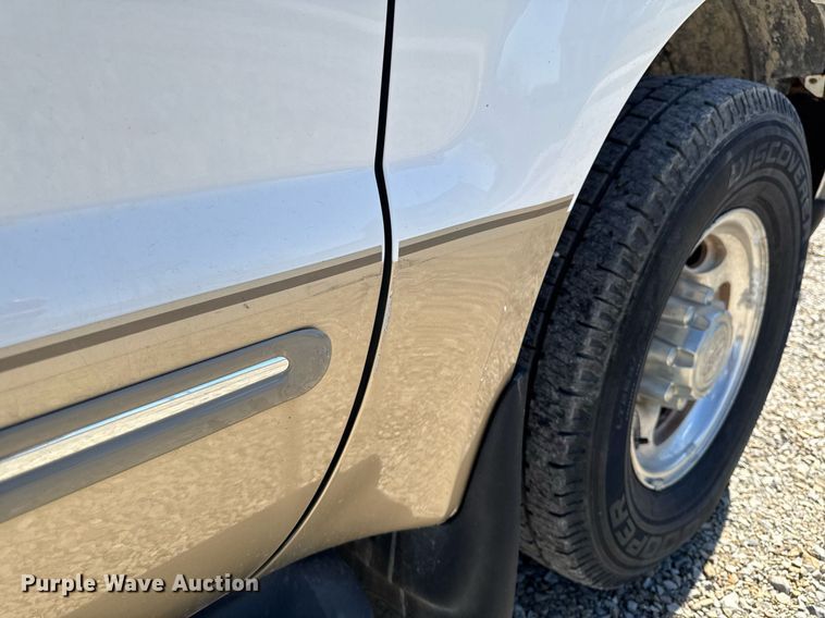 image for item EM3817 2000 Ford F250 Super Duty SuperCab pickup truck