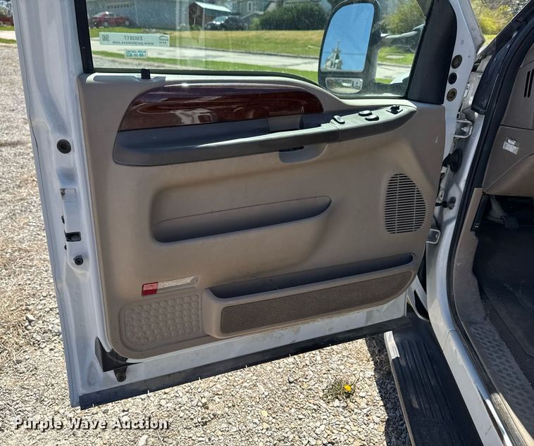 image for item EM3817 2000 Ford F250 Super Duty SuperCab pickup truck