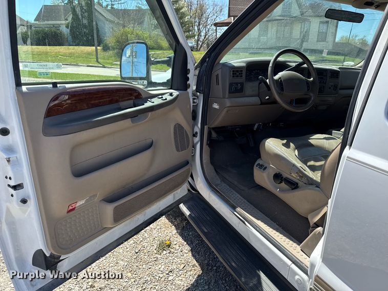 image for item EM3817 2000 Ford F250 Super Duty SuperCab pickup truck