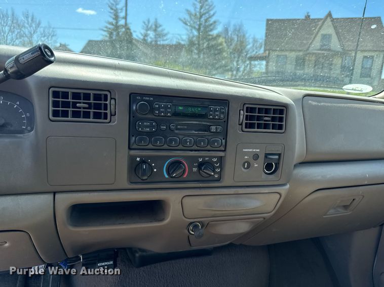 image for item EM3817 2000 Ford F250 Super Duty SuperCab pickup truck