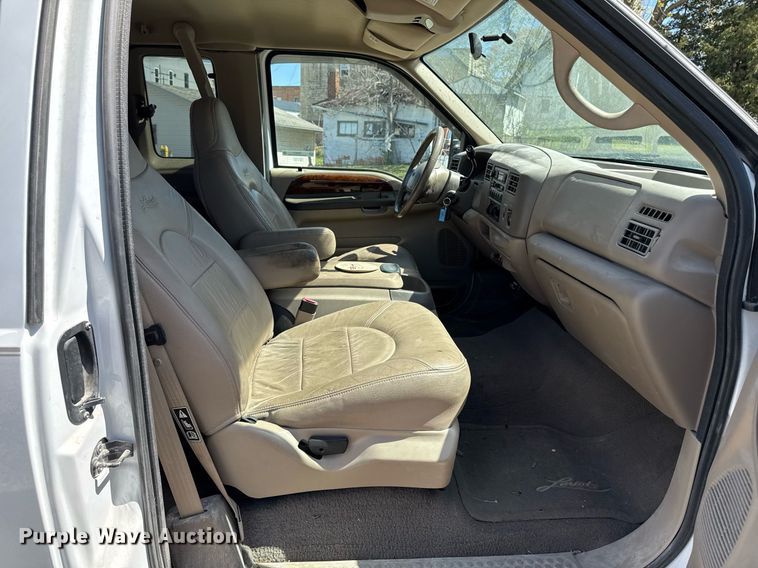 image for item EM3817 2000 Ford F250 Super Duty SuperCab pickup truck