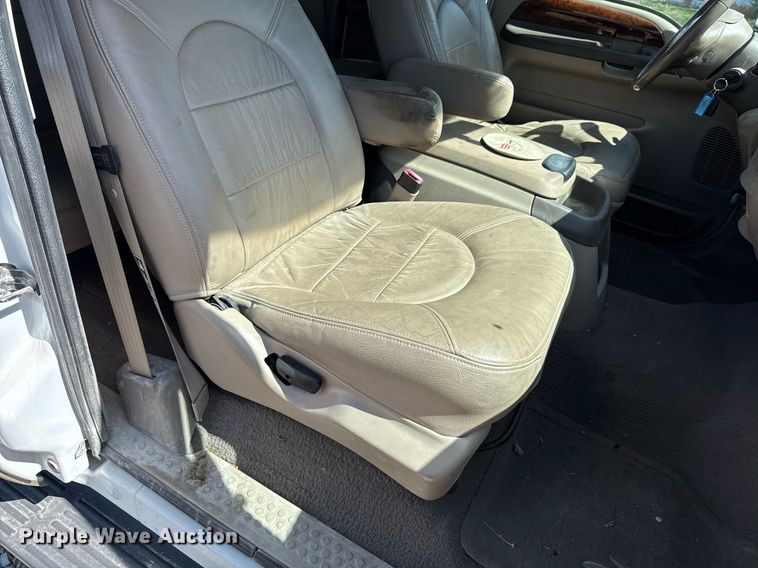 image for item EM3817 2000 Ford F250 Super Duty SuperCab pickup truck