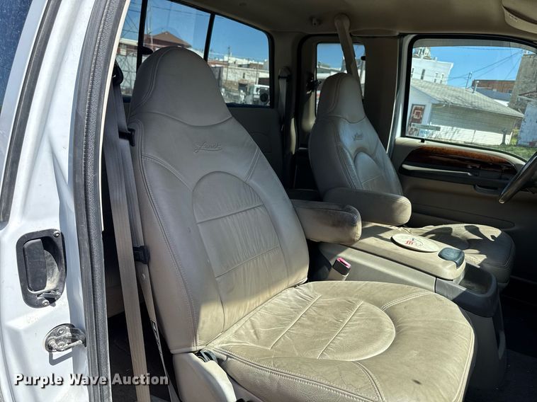 image for item EM3817 2000 Ford F250 Super Duty SuperCab pickup truck