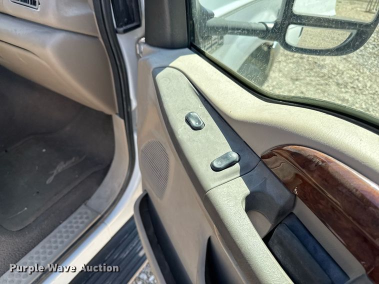 image for item EM3817 2000 Ford F250 Super Duty SuperCab pickup truck