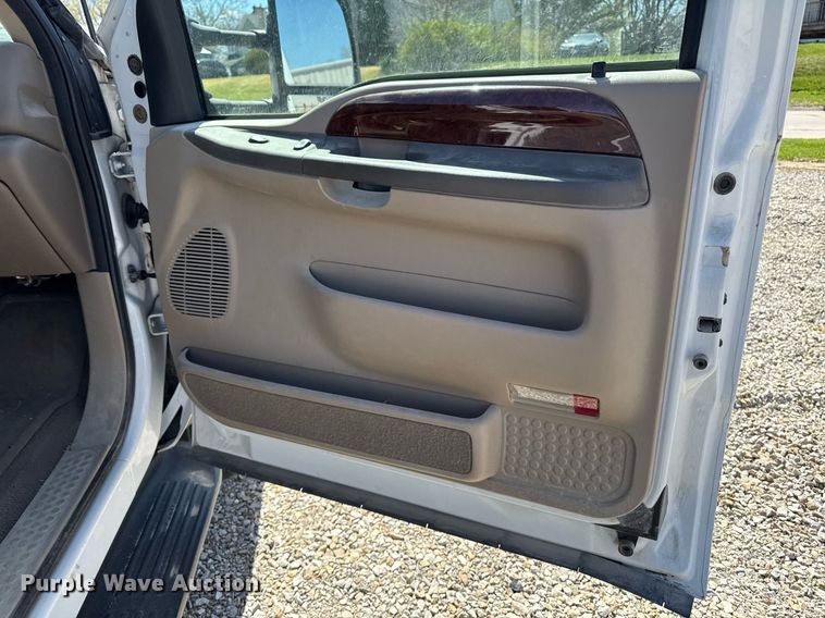 image for item EM3817 2000 Ford F250 Super Duty SuperCab pickup truck