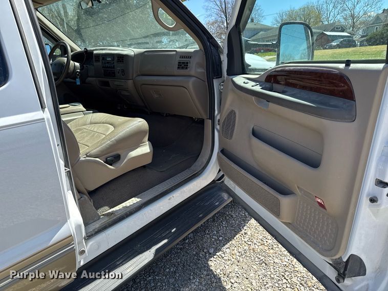 image for item EM3817 2000 Ford F250 Super Duty SuperCab pickup truck