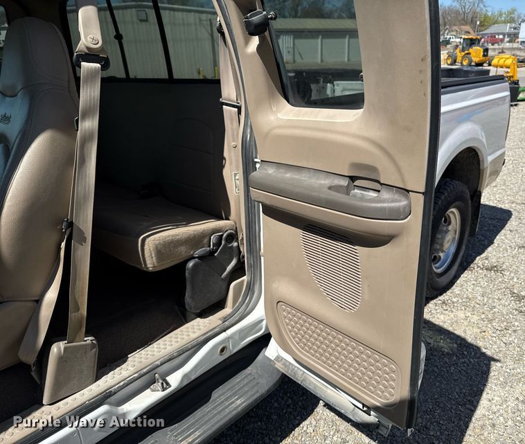 image for item EM3817 2000 Ford F250 Super Duty SuperCab pickup truck