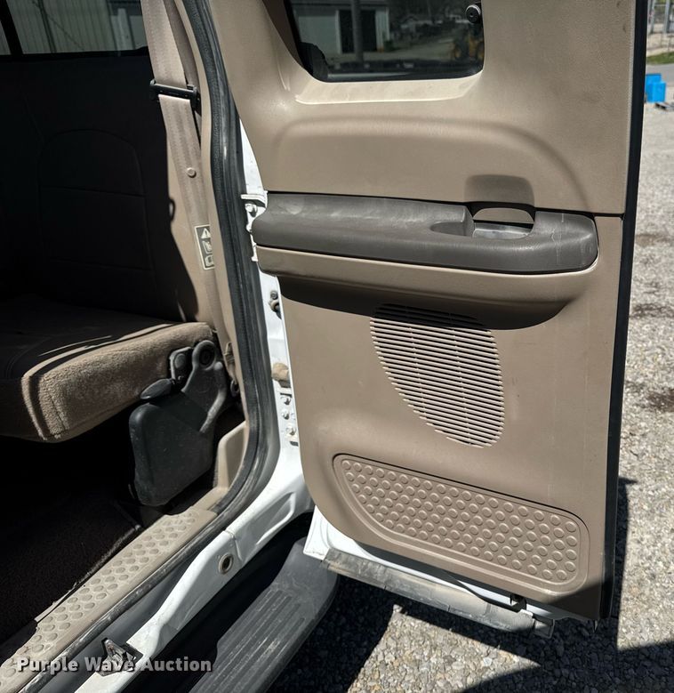 image for item EM3817 2000 Ford F250 Super Duty SuperCab pickup truck