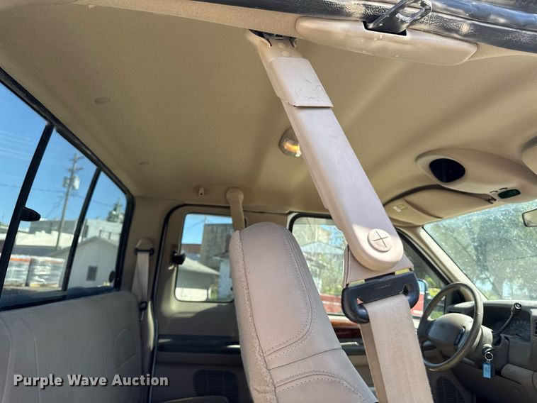 image for item EM3817 2000 Ford F250 Super Duty SuperCab pickup truck