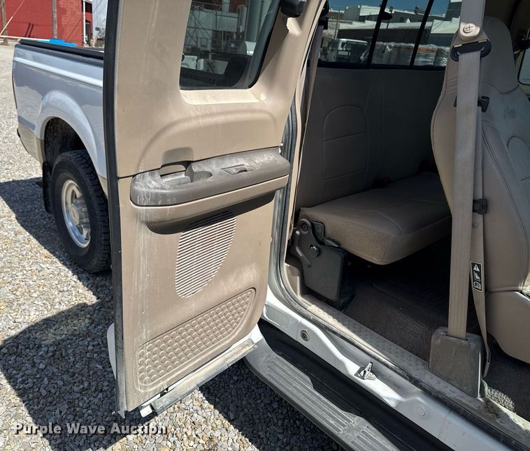 image for item EM3817 2000 Ford F250 Super Duty SuperCab pickup truck