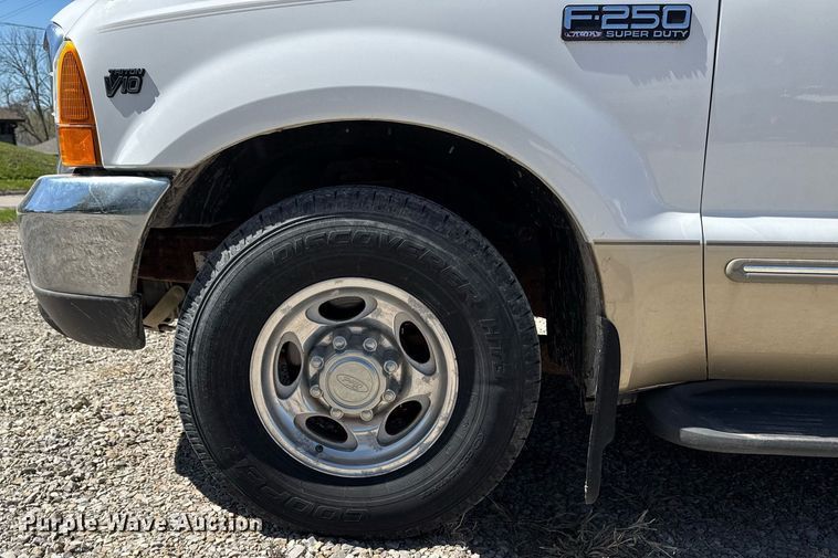 image for item EM3817 2000 Ford F250 Super Duty SuperCab pickup truck